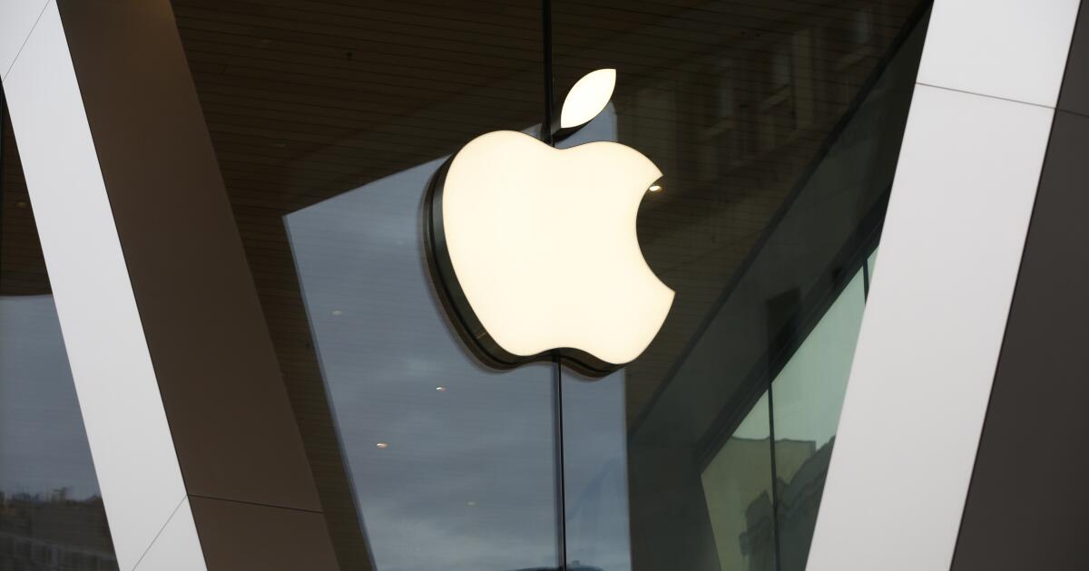 Apple cut hundreds jobs to prioritize AI development